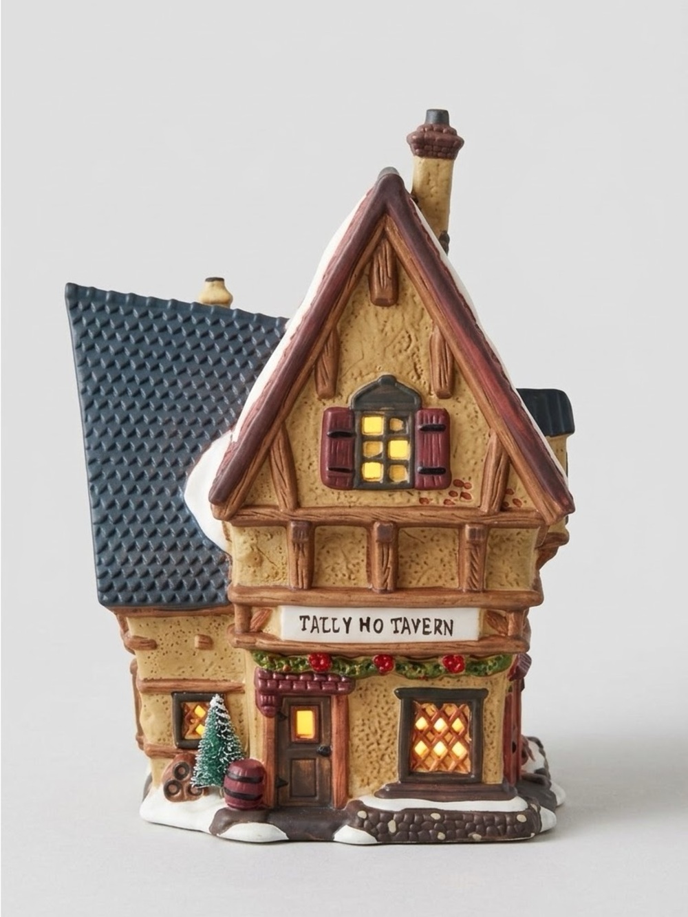 Santa's Workbench Towne Series 1999 Tally Ho Tavern Lighted Christmas Village